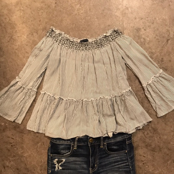 AMERICAN EAGLE 🦅 Off the Shoulder Top - Picture 2 of 5